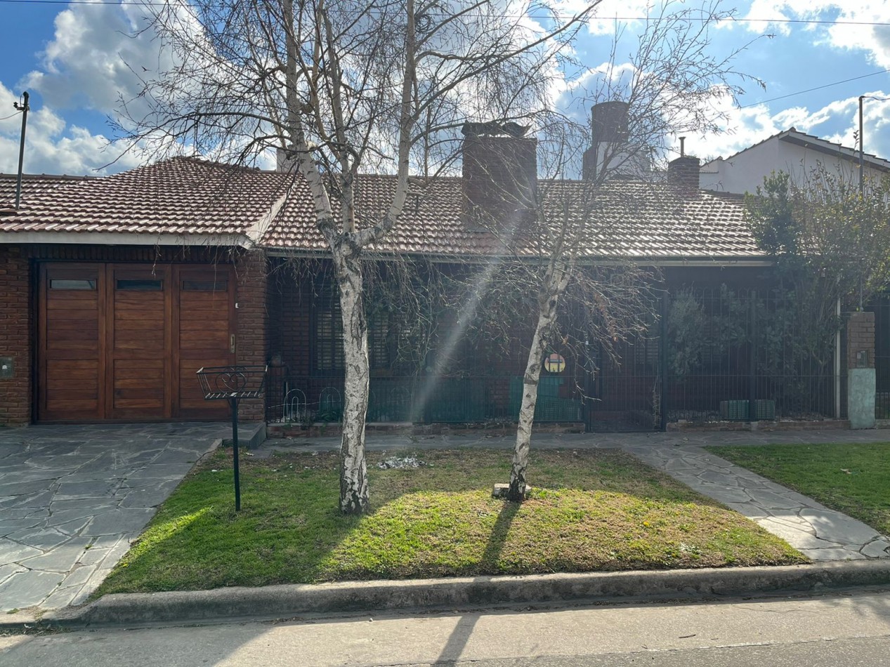 Hermoso chalet en barrio Los Pinares. Terreno de 10x33