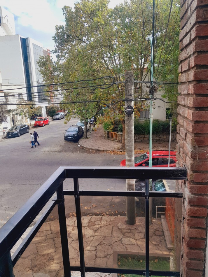 TRES AMBIENTES A LA CALLE CON 4 BALCONES CON COCHERA CUBIERTA