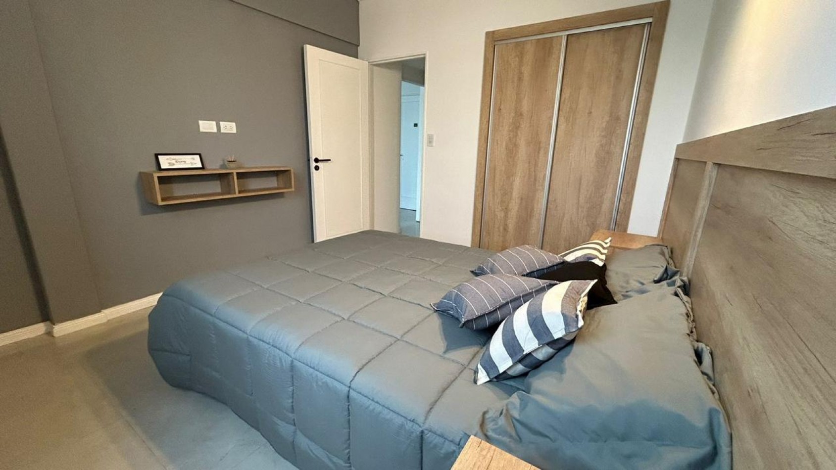 DEPARTAMENTO DE 2 AMBIENTES CON DEPENDENCIA DE SERVICIO, A LA CALLE CON BALCON FRANCES.
