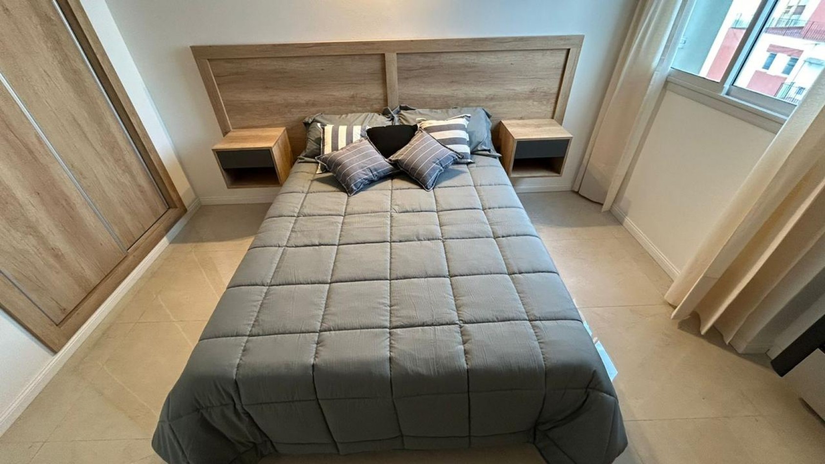 DEPARTAMENTO DE 2 AMBIENTES CON DEPENDENCIA DE SERVICIO, A LA CALLE CON BALCON FRANCES.