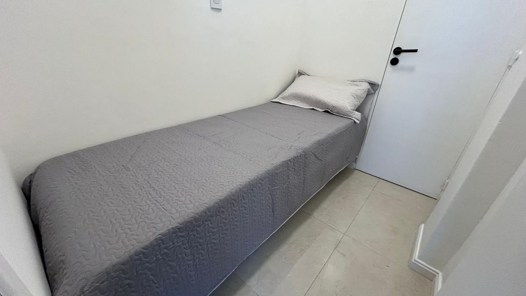 DEPARTAMENTO DE 2 AMBIENTES CON DEPENDENCIA DE SERVICIO, A LA CALLE CON BALCON FRANCES.
