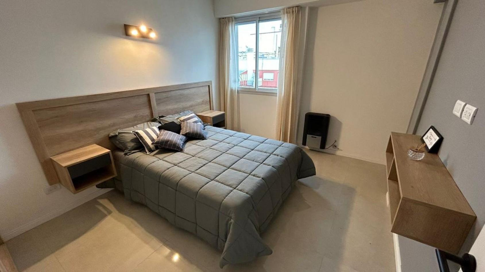 DEPARTAMENTO DE 2 AMBIENTES CON DEPENDENCIA DE SERVICIO, A LA CALLE CON BALCON FRANCES.