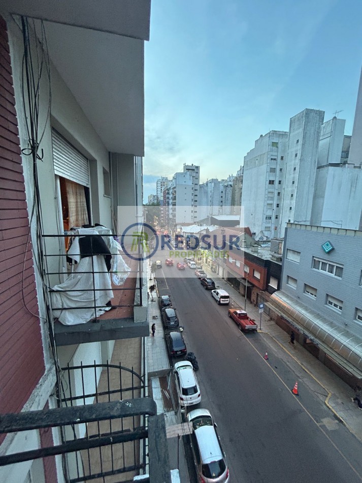 2 AMBIENTES CON BALCON A LA CALLE