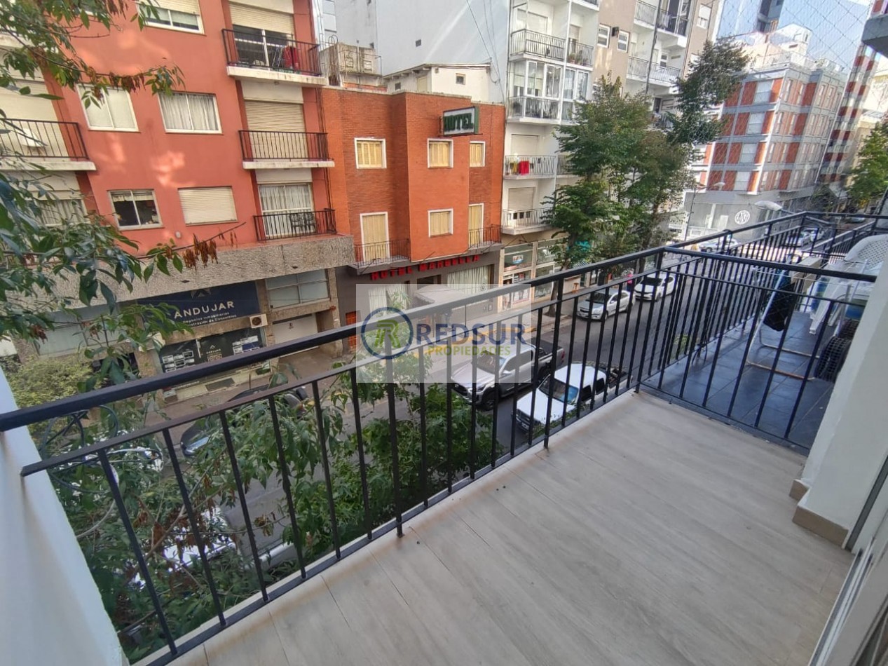 1 amb a la calle con balcon saliente