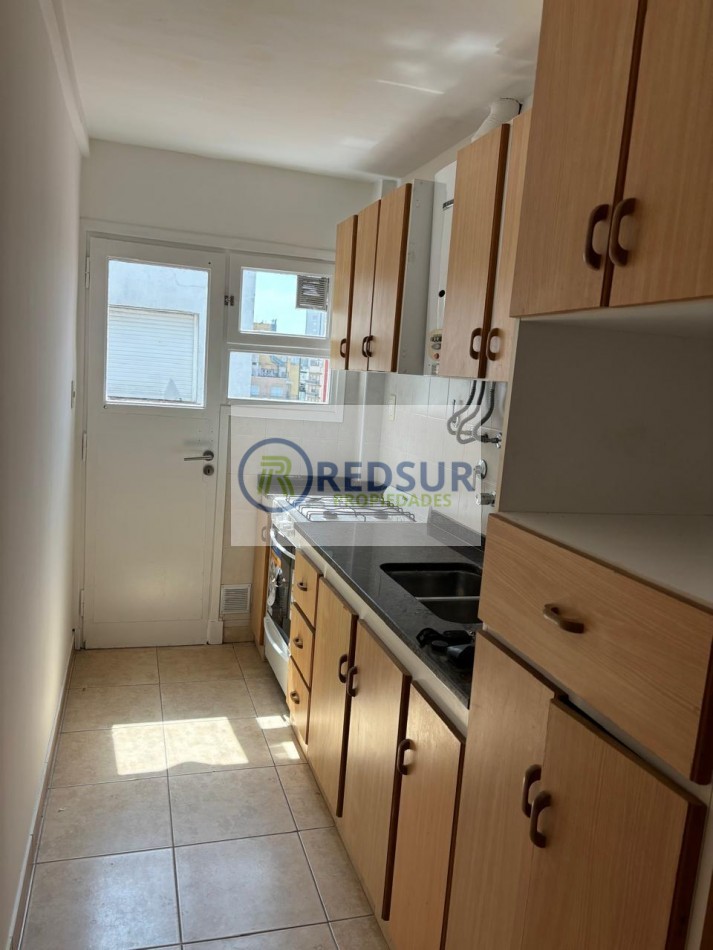 Departamento 2 ambientes con balcon frances y saliente 
