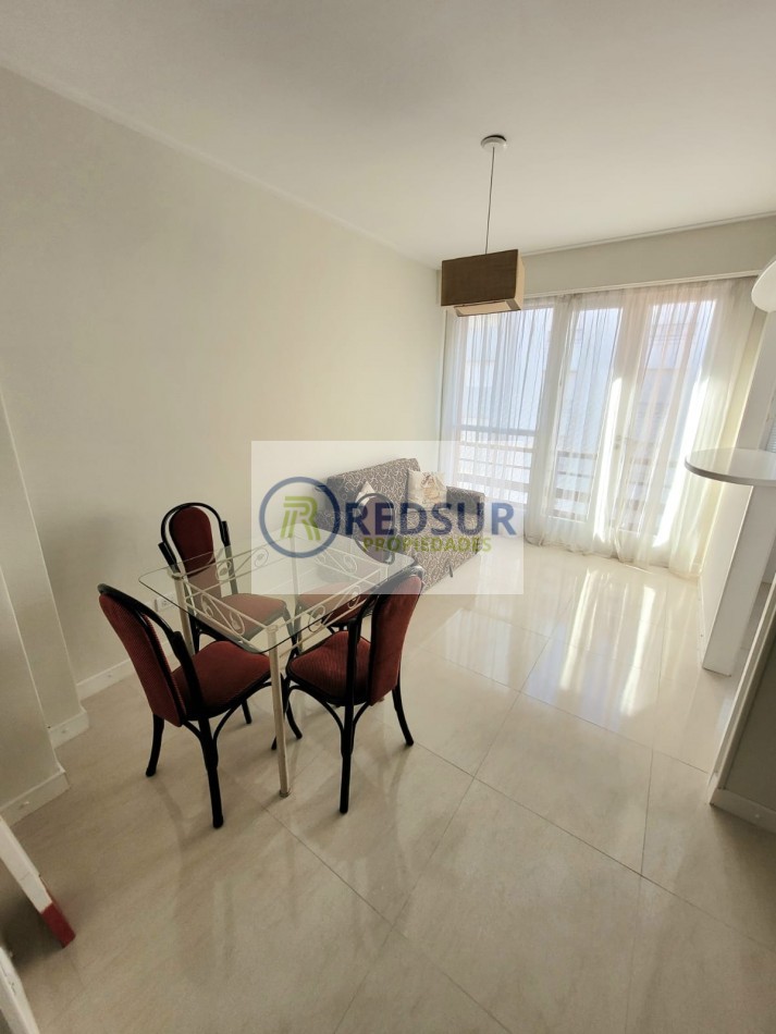 AMBIENTE Y MEDIO A LA CALLE CON BALCON