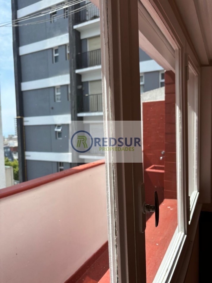 Departamento 2 ambientes con balcon frances y saliente 