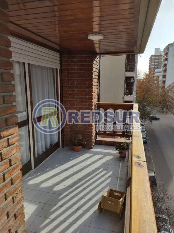 HERMOSO DEPARTAMENTO DE 4 AMBIENTES CON DEPENDENCIA Y CON COCHERA