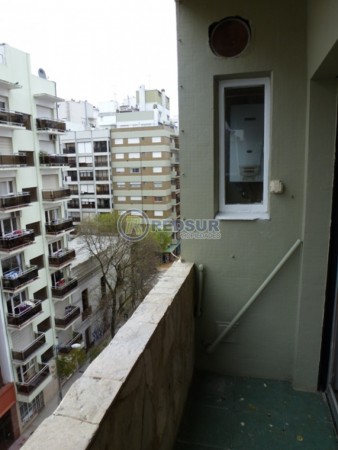 2 ambientes a la calle con balcon todo externo totalente luminoso y reciclado.