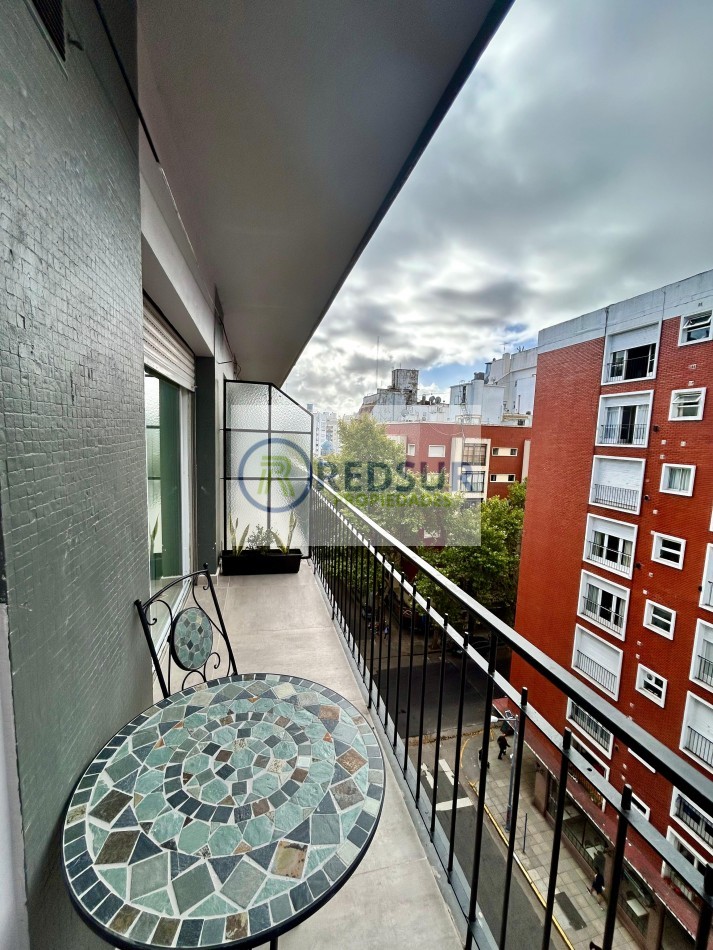 1 AMB AL FRENTE CON BALCON
