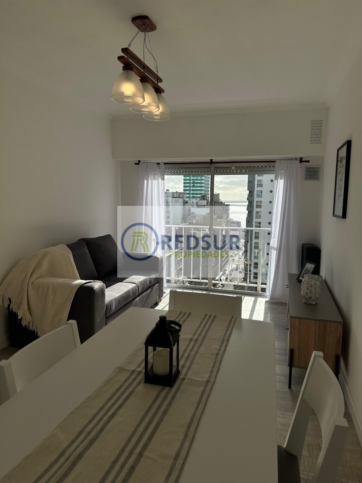 Departamento 3 ambientes a la calle con balcon frances y vista al mar en todos los ambientes