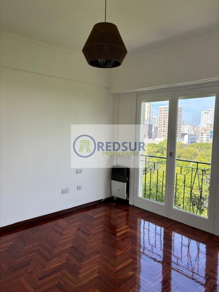 Departamento 2 ambientes con balcon frances y saliente 
