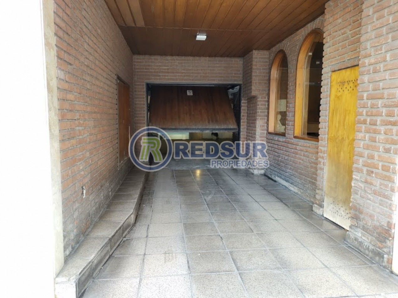 HERMOSO DEPARTAMENTO DE 4 AMBIENTES CON DEPENDENCIA Y CON COCHERA