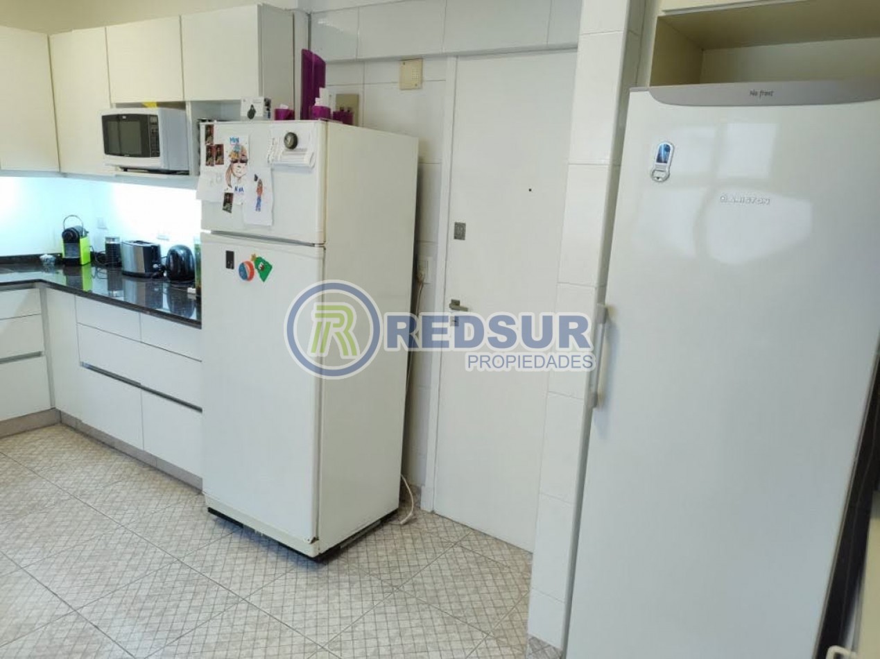 HERMOSO DEPARTAMENTO DE 4 AMBIENTES CON DEPENDENCIA Y CON COCHERA