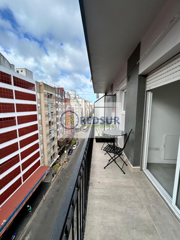 1 AMB AL FRENTE CON BALCON