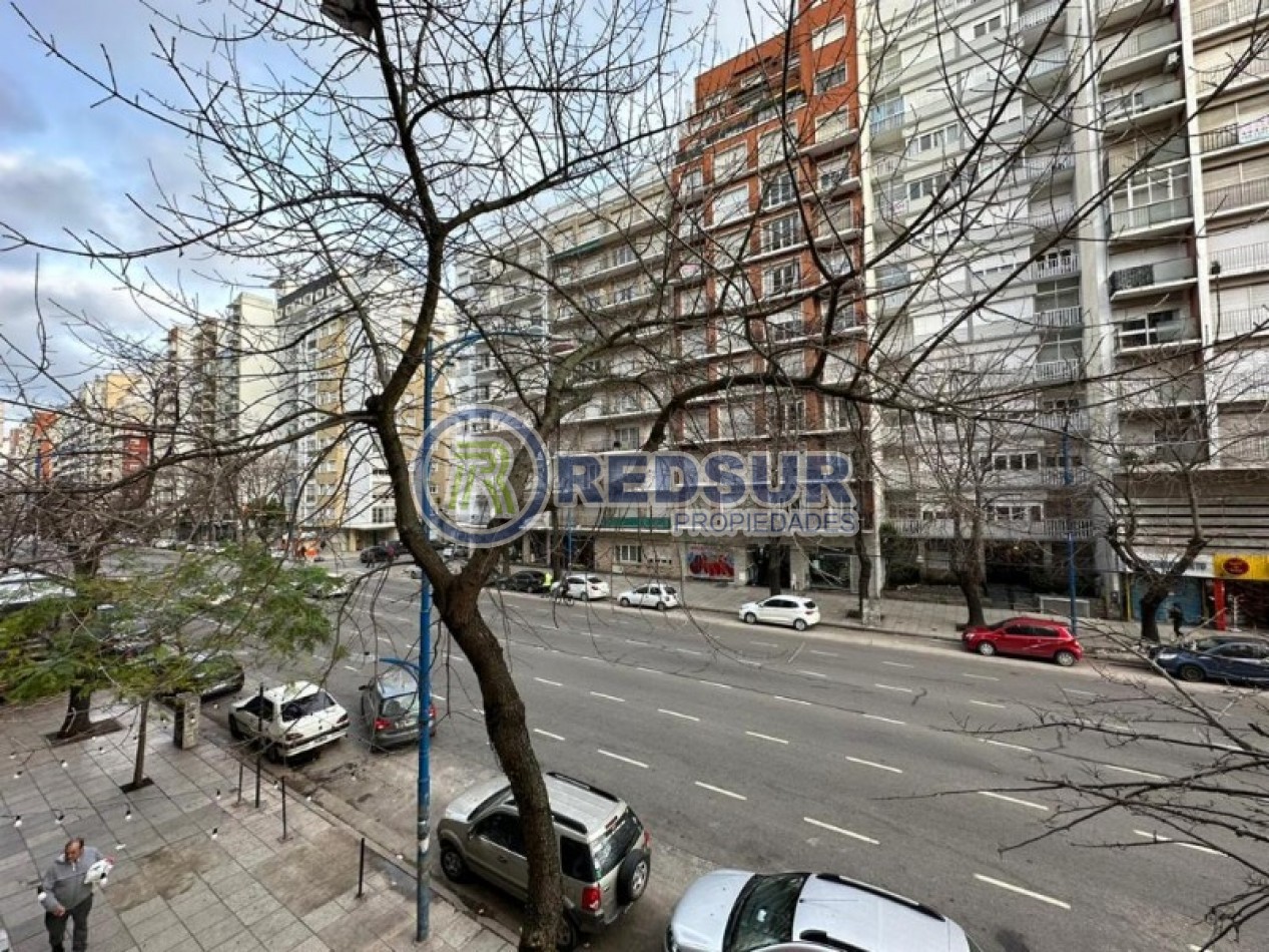 DOS AMBIENTES A LA CALLE CON BALCON