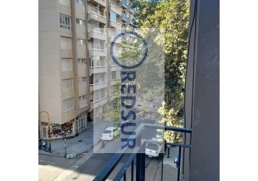 AMBIENTE A LA CALLE CON BALCON SALIENTE