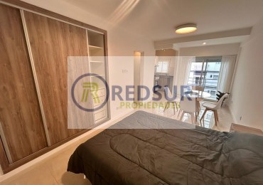 MONOAMBIENTE A LA CALLE CON BALCON SALIENTE Y VISTA LATERAL AL MAR.